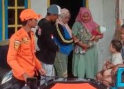 Bupati Dan Wakil Bupati Way Kanan Tinjau Dan Berikan Bantuan Logistik Kepada Masyarakat Terdampak Banjir
